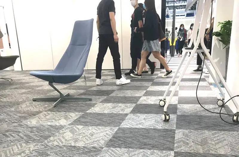 Public concourse floor in woven vinyl modular tiles